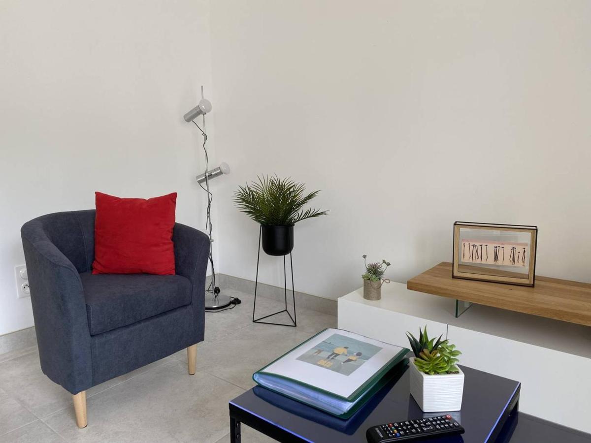 Apartment Neuf Avec Balcon, Proche Du Port De - Fr-1-368-392 *